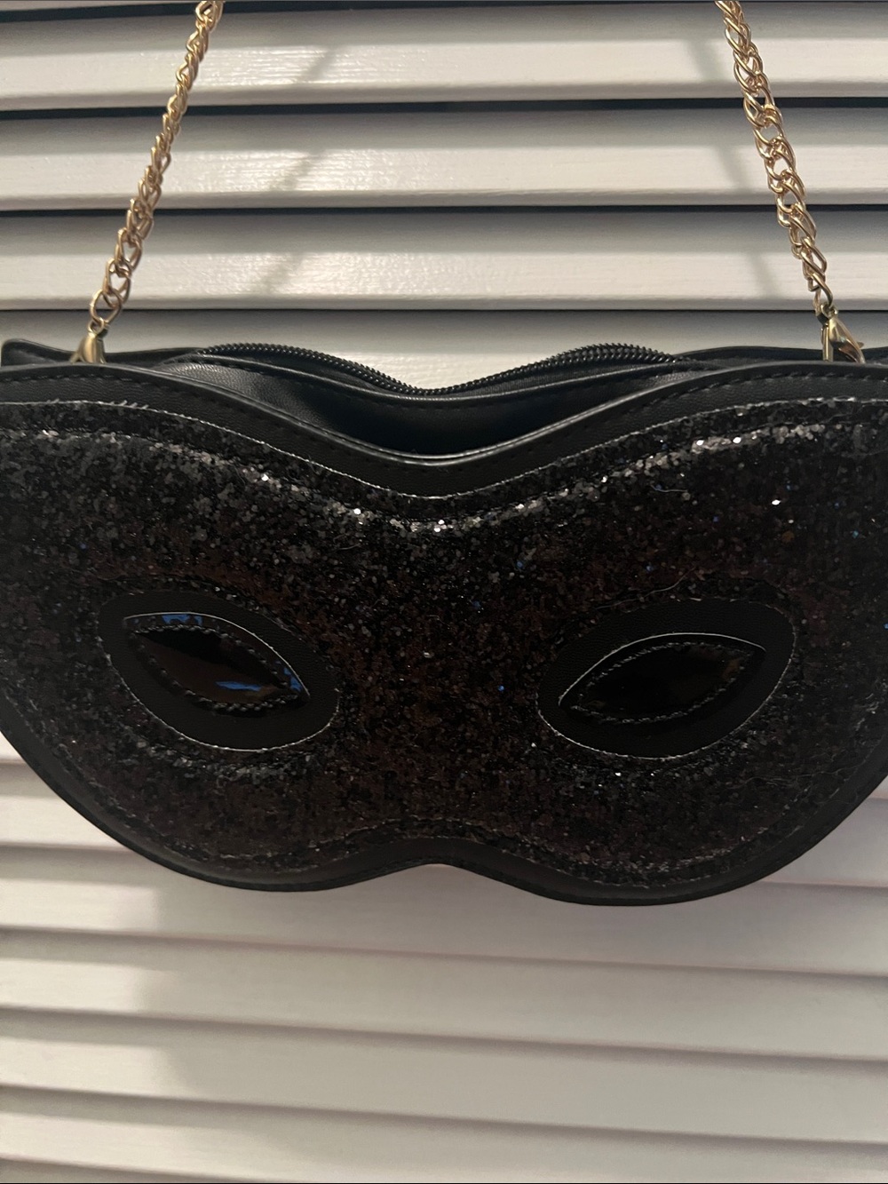 2490# Black Mask-Shaped Crossbody Bag with Gold Chain - Picture 2 of 11